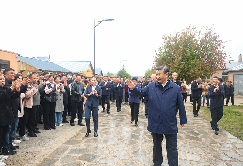 9月6日至8日，中共中央總書記、國家主席、中央軍委主席習(xí)近平在黑龍江考察。這是6日下午，習(xí)近平在大興安嶺地區(qū)漠河市北極村考察時，向當(dāng)?shù)厝罕姄]手致意。