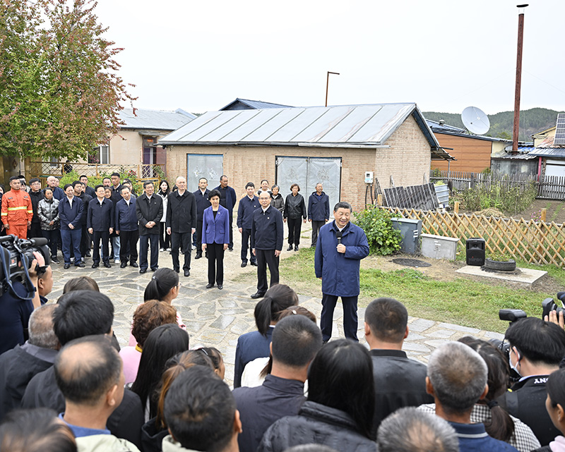 9月6日至8日，中共中央總書記、國家主席、中央軍委主席習(xí)近平在黑龍江考察。這是6日下午，習(xí)近平在大興安嶺地區(qū)漠河市北極村考察時，同當(dāng)?shù)厝罕娪H切交流。