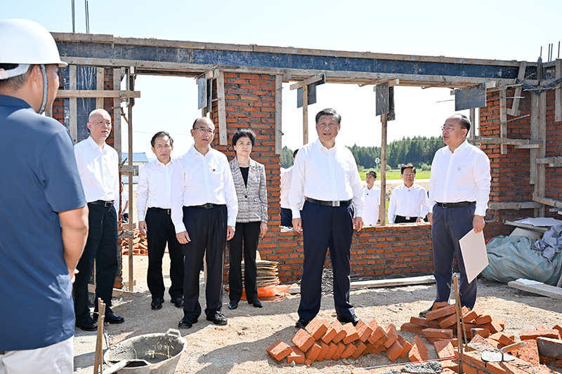 9月6日至8日，中共中央總書記、國家主席、中央軍委主席習(xí)近平在黑龍江考察。這是7日上午，習(xí)近平在遭受洪澇災(zāi)害的哈爾濱尚志市老街基鄉(xiāng)龍王廟村，察看水毀房屋重建情況。